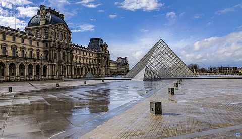 How to Remove People From Complicated Images Automatically Using Photoshop